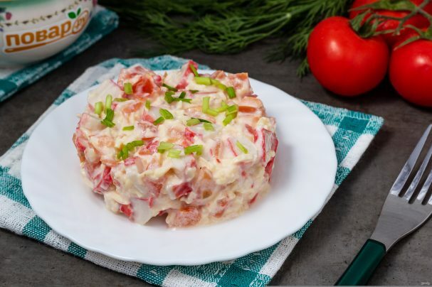 Крабовый салат с сыром и помидорами