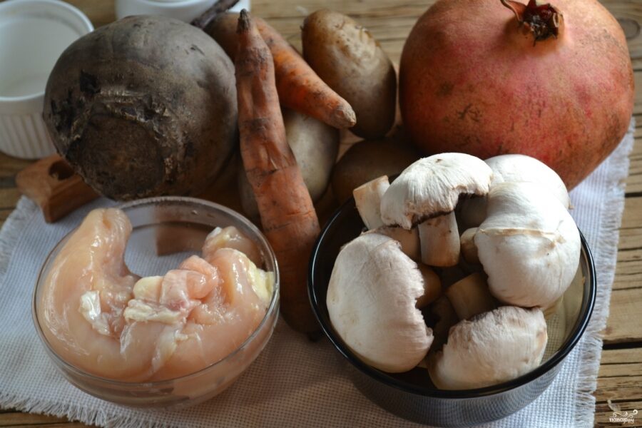 Салат "Гранатовый браслет" с грибами и курицей