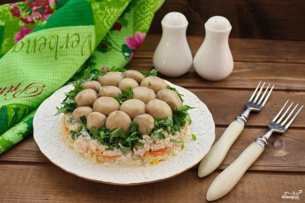 Салат "Грибная полянка" с курицей