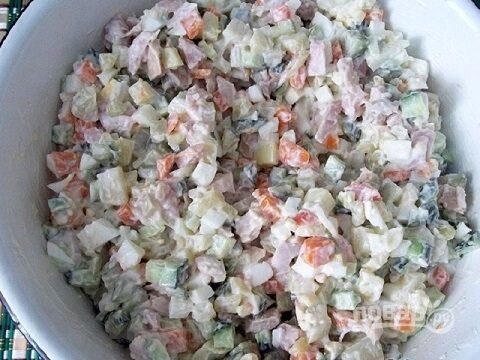 Салат "Оливье" с копченой курицей и креветками