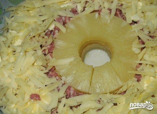 Салат с ананасами и сыром