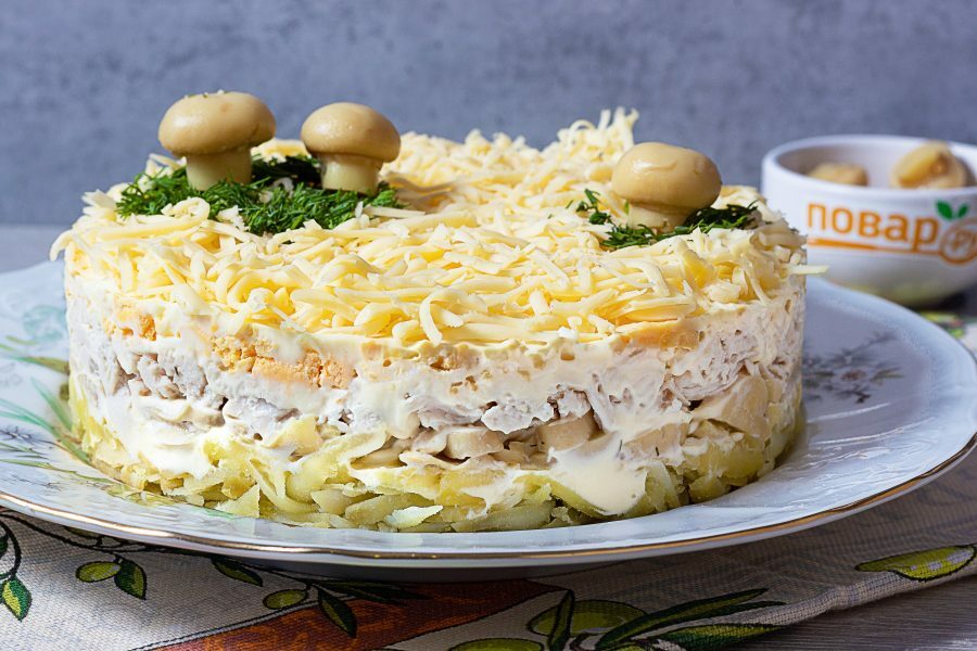 Салат с картофелем, грибами и курицей