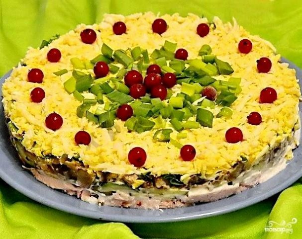 Салат с копченой курицей и грибами слоями