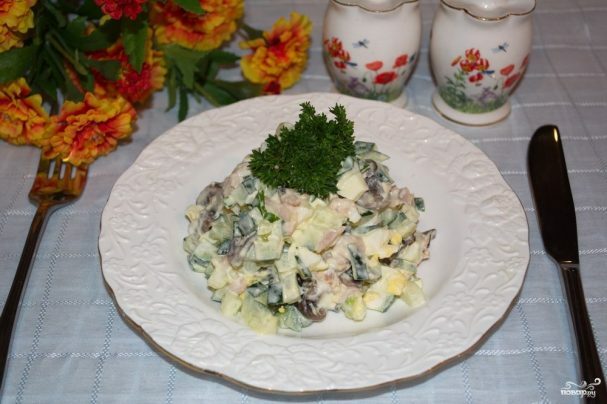 Салат с копченой курицей и шампиньонами