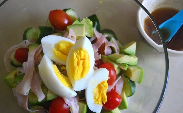 Салат с мясом, помидорами и яйцами