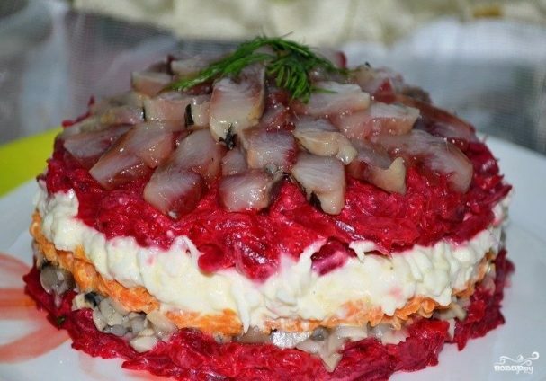 Салат с селедкой и грибами