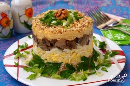 Салат слоеный с курицей и шампиньонами