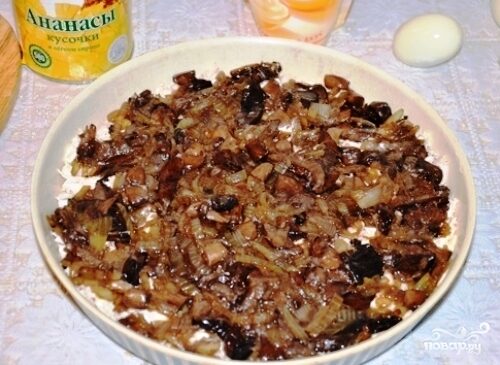 Слоеный салат с курицей и ананасами